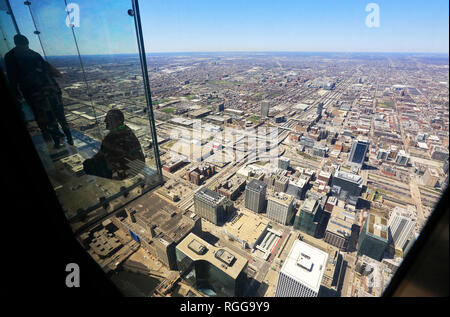 Les touristes sur le rebord de la plate-forme d'observation Skydeck sur haut de la Willis Tower (ex-Sears Tower). Chicago, Illinois, États-Unis Banque D'Images