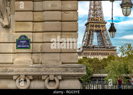 Panneau bleu sur un mur de pierre au pont Pont de Bir Hakeim entrée ,qui enjambe la Seine et offre une excellente vue sur la Tour Eiffel, Paris Banque D'Images