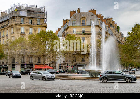 Les voitures qui circulent au-delà de la fontaine sur la Place Victor Hugo, dominé par des appartements élégants dans le 16ème arrondissement de Paris , belle ,France Banque D'Images