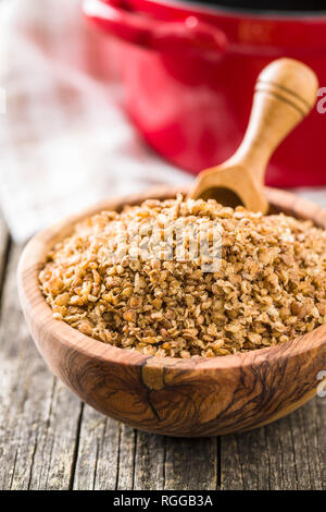 Flocons de sarrasin sain dans bol en bois. Banque D'Images