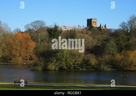 Une vue sur le lac à Verulamium Park à St Albans Cathedral Banque D'Images