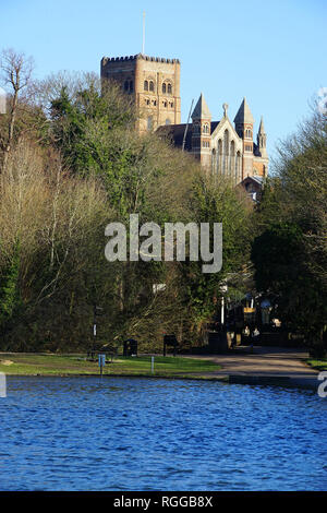 Une vue sur le lac à Verulamium Park à St Albans Cathedral Banque D'Images
