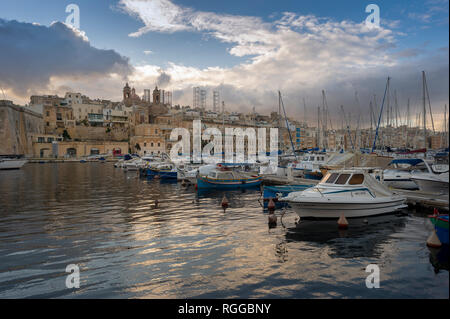 Yachts et bateaux amarrés au port, Mdina, Malte, du Bigu Banque D'Images