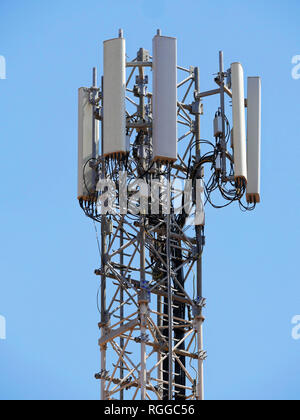 Tour de téléphonie cellulaire avec les antennes Banque D'Images