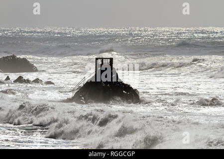 Plage de Vila do Conde, Nord du Portugal, à la fin de l'hiver voir belvedere et grosse mer avec sparkles Banque D'Images