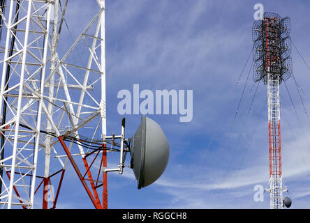 Les tours de communications et plusieurs types d'antennes Banque D'Images