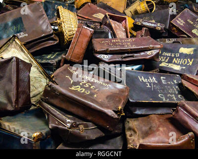 Valises et sacs de victimes d'Auschwitz, camp de concentration et d'extermination, Oswiecim, Pologne Banque D'Images