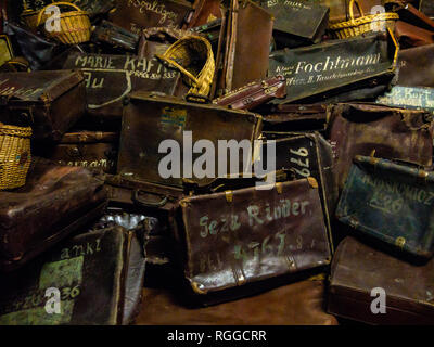 Valises et sacs de victimes d'Auschwitz, camp de concentration et d'extermination, Oswiecim, Pologne Banque D'Images