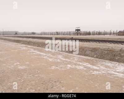 Clôture électrique et de guet, Auschwitz-II Birkenau camp de concentration et d'extermination, Oswiecim, Pologne Banque D'Images