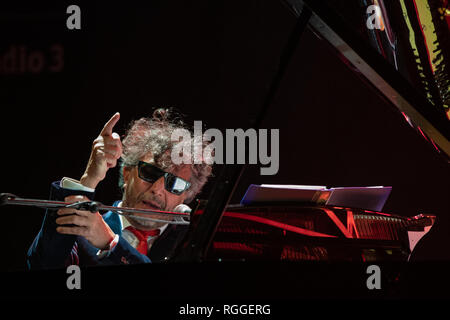 Fito Páez vu l'exécution pendant le concert en Espagne. Fito Páez, un des grands artistes de la musique rock populaire argentin, revient à l'Espagne, de Circo Price, avec sa tour de piano solo, un examen des plus importantes chansons dans ses 30 années de carrière artistique. Banque D'Images