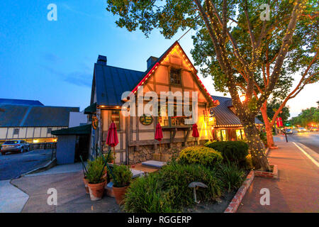 Solvang, Californie, États-Unis - 10 août 2018 : le centre-ville historique village danois éclairés en soirée. L'architecture traditionnelle de Solvang Banque D'Images