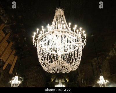 Lustre fait de sel, la chapelle St Cunégonde, la mine de sel de Wieliczka, Wieliczka, Pologne Banque D'Images