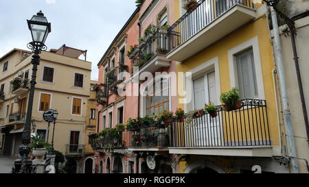 Taormine, province de Messine, en Sicile. Marche à travers la ville, il est habituel de voir les maisons colorées comme celles-ci. Banque D'Images