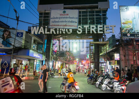 La rue de marche dans la ville de Pattaya en Thaïlande dans la Provinz Chonburi. La Thaïlande, Pattaya, Novembre, 2018 Banque D'Images