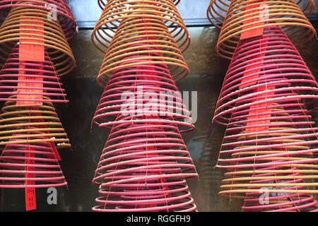 Bobines d'encens, 19e siècle Tin Hau (déesse de la mer) Temple complexe, Yau Ma Tei, Kowloon, Hong Kong, Chine, Asie Banque D'Images