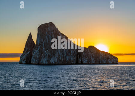 La silhouette magique de Kicker Rock (Leon Dormido) par la côte de l'île de San Cristobal à l'intérieur du parc national des Îles Galapagos, en Équateur. Banque D'Images