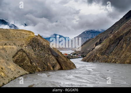 Vue aérienne sur la ville dans la vallée de Kali Gandaki, sombres nuages de la mousson approchant Banque D'Images