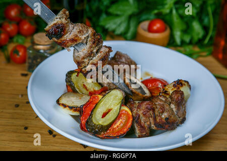 Brochettes barbecue Brochettes de viande avec des légumes sur flaming grill Banque D'Images