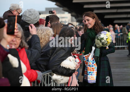 La duchesse de Cambridge, qui est connu sous le nom de Duchesse de Strathearn en Ecosse, lors d'une visite pour l'ouverture officielle du V&A Dundee, Écosse's first design museum. Banque D'Images