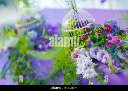 La floristique. Bouquet de mariée et la boutonnière avec un ruban vert sur un fond de bois sombre. Fleurs : anemone zamiokulkas aaspedistra d'asperges. Weddin Banque D'Images