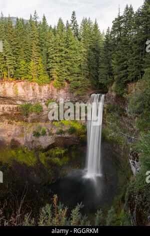 Cascade, chutes Brandywine Falls down cliff, British Columbia, Vancouver Banque D'Images