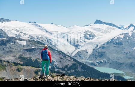 Vue du Panorama Ridge, Randonneur en face d'une chaîne de montagnes avec des glaciers, montagnes et pics tromperie Garde Banque D'Images