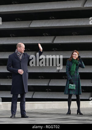 Le duc et la duchesse de Cambridge, qui sont connus comme le duc et la duchesse de Strathearn en Ecosse, lors d'une visite pour l'ouverture officielle du V&A Dundee, Écosse's first design museum. Banque D'Images