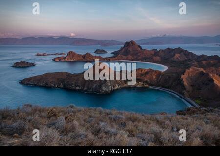 Lever du soleil sur l'île de Padar, monde de l'île, le Parc National de Komodo, Nusa Tenggara Timur, Indonésie Banque D'Images