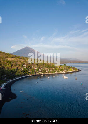 L'INDONÉSIE, Bali, Lombok, vue aérienne de Jemeluk beach et le volcan Agung Banque D'Images