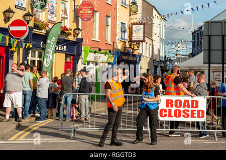 Les gens à la rue fermée à l'extérieur du bar pendant le festival Puck Fair à Killorglin, comté de Kerry, Irlande à partir de 2018 Banque D'Images