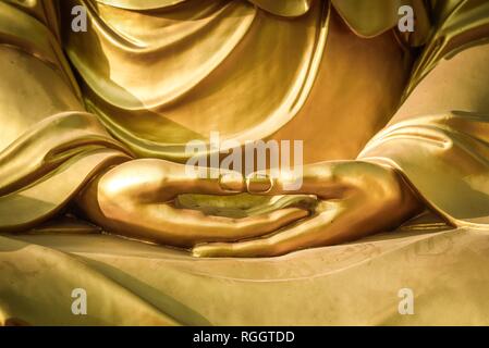 Mains d'une sculpture de Bouddha en posture de méditation, Lumbini, Népal Banque D'Images