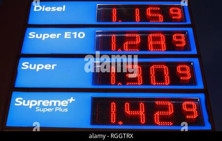 Bleu lumineux Prix électronique Conseil lors d'une station essence, Allemagne Banque D'Images