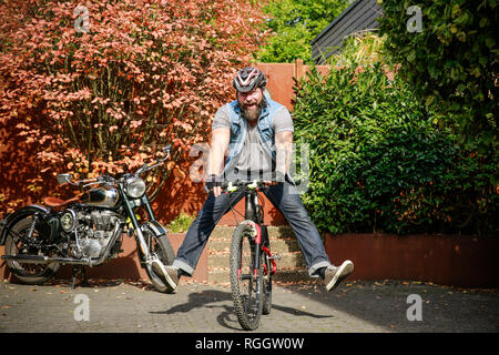 Portrait d'homme heureux passage de la moto de location Banque D'Images