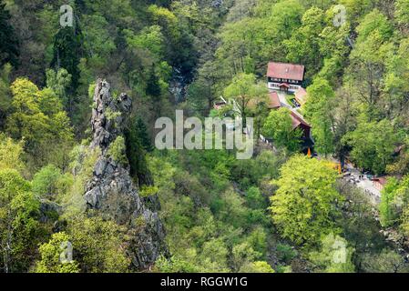 Vue depuis le Hexentanzplatz Thale dans la Bodetal, l'établissement et l'excursion guesthouse Königsruhe, district Harz, East Harz Banque D'Images