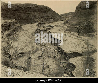 . Bulletin de la Société géologique d'Amérique. La géologie. BULL. GEOL. SOC. AM, 15, 1903, pl. 56. Figure 1.- Gorges de rivière seche, environ  % d'un mile du ska. À sud-ouest. 25 juin, 1902 Lit de cendres est illustré dans la gorge, qui a été coupé en elle par un écoulement de boue dans l'après-midi du 24 juin 1902. A approfondi la gorge de 2 pieds à 12 pieds en moins de 1 heure de temps. Partie supérieure de blutfs bordant canyon montre les effets de l'érosion au jet de sable, qui, cependant, n'a emporté mais peu de la surface, comme indiqué par l'état intact de la voie d'eau artificielle près de l'homme sta Banque D'Images