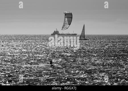 Matosinhos, Portugal - 17 juillet 2015 : le kitesurf, un sport populaire en portugais côte nord en raison de vents violents Banque D'Images