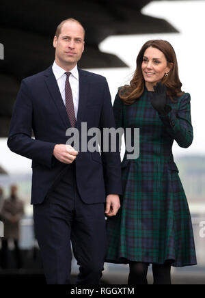 Le duc et la duchesse de Cambridge, qui sont connus comme le duc et la duchesse de Strathearn, lors d'une visite à l'ouverture officielle du V&A Dundee, Écosse's first design museum. Banque D'Images