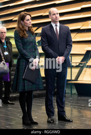 Le duc et la duchesse de Cambridge, qui sont connus comme le duc et la duchesse de Strathearn, lors d'une visite à l'ouverture officielle du V&A Dundee, Écosse's first design museum. Banque D'Images