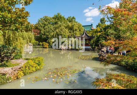 Étang avec pagode, le Dr Sun Yat-Sen Classical Chinese Garden , l'architecture traditionnelle chinoise, Vancouver, Colombie-Britannique Banque D'Images