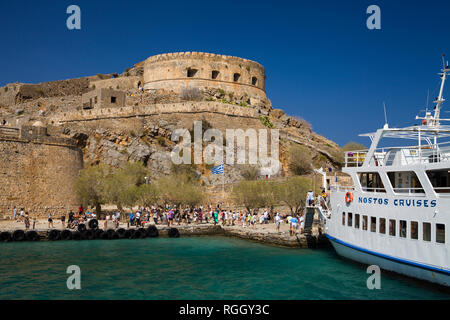 Croisière à l'île de Spinalonga. Petit bateau sur le lagon bleu. La forteresse de Spinalonga sur l'île de Crète, Grèce. Architecture sur l'île. Banque D'Images