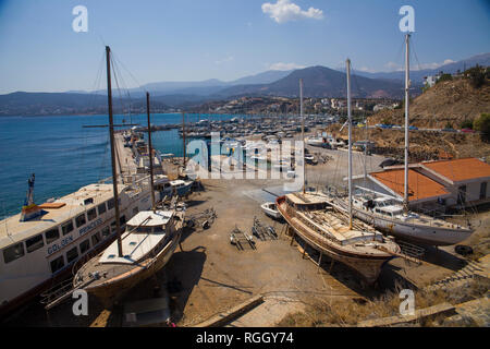 Agios Nikolaos, Grèce / Crete‎ - le 27 septembre 2018 : ville de Port d'Agios Nikolaos. Jetée de l'eau au large de la côte de la ville. Port avec bateaux amarrés, bo Banque D'Images