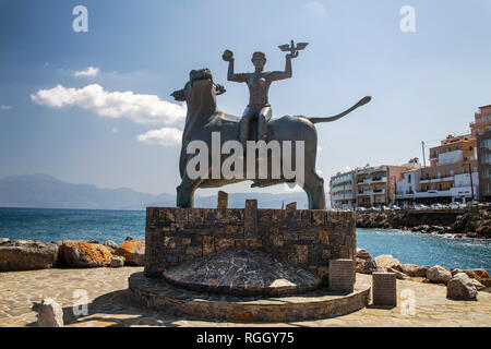 Agios Nikolaos / Grèce - 27 septembre 2018 : La statue de l'Europe est assis sur un taureau. La sculpture de l'Europe, mère du roi Minos, école un éléphant dans un Banque D'Images