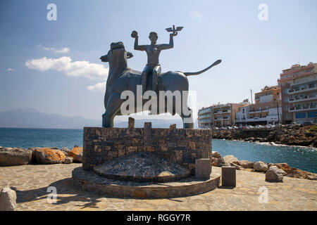 Agios Nikolaos / Grèce - 27 septembre 2018 : La statue de l'Europe est assis sur un taureau. La sculpture de l'Europe, mère du roi Minos, école un éléphant dans un Banque D'Images