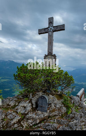 Allemagne, Bavière, Berchtesgadener Land, Alpes de Berchtesgaden, Kneifelspitze, sommet cross Banque D'Images