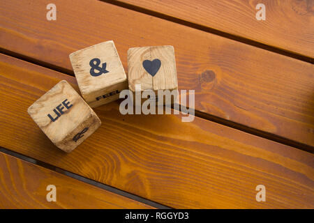 Blocs en bois avec les mots se trouvent sur la table. Cubes en bois avec des lettres et des symboles. Vie de l'amour. Banque D'Images