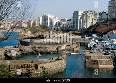 Une vue sur le petit port de pêche de Biarritz (Pyrénées Atlantiques - France). Pas très accessible, il se compose de trois stations de marée successifs. Banque D'Images