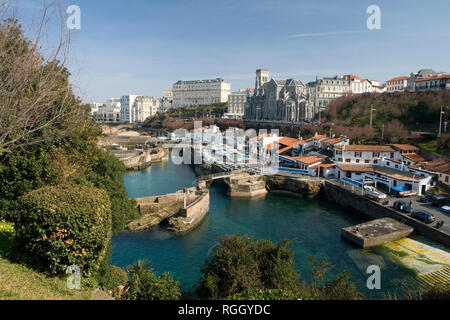 Une vue de la le petit port de pêche de Biarritz (Pyrénées Atlantiques - France). Pas très accessible, il se compose de trois stations de marée successifs. . Banque D'Images