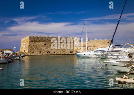 Des bateaux et des bateaux sous les murs de forteresse d'Héraklion en Crète.forteresse sur la mer, une attraction touristique de la ville d'Héraklion. Buildi historique Banque D'Images