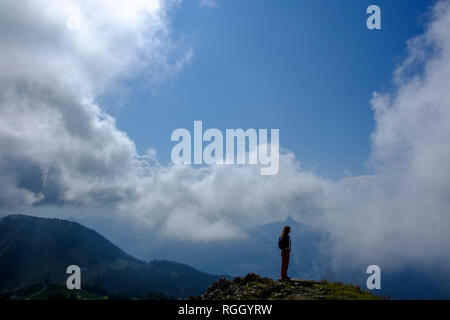 Allemagne, Berlin, Préalpes bavaroises, vue de Wallberg, randonneur debout sur des montagnes Banque D'Images