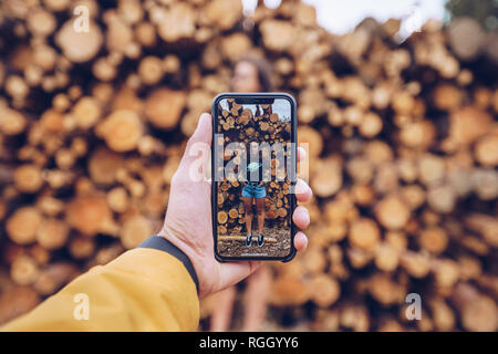 Hand holding smartphone avec une photo d'une jeune femme Banque D'Images